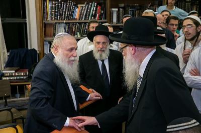 Photo Caption: ×”×¨×‘ ×™×¢×§×‘ ×©×¤×™×¨× ×”×¨×‘ ×™×”×•×©×¢ ×ž×’× ×¡ ×•×”×¨×‘ ×—×™×™× ×“×¨×•×§×ž×Ÿ ×‘×™×©×™×‘×ª ×ž×¨×›×– ×”×¨×‘ ×‘×”×›× ×¡×ª ×¡×¤×¨ ×ª×•×¨×”×™×©×™×‘×ª ×ž×¨×›×– ×”×¨×‘<a href="https://creativecommons.org/licenses/by-sa/4.0">Creative Commons Attribution-Share Alike 4.0</a>
