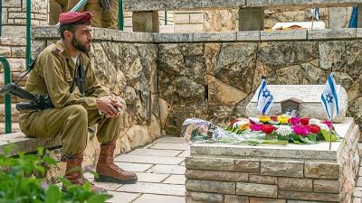 Photo Caption:  ×™×•× ×”×–×™×›×¨×•×Ÿ ×ª×©×¤"×‘ - ×—×™×™×œ×™ ×¦×”×´×œ ×•×ž×¤×§×“×™×• ×¤×§×“×• ××ª ×§×‘×¨×™ ×—×œ×œ×™ ×¦×”×´×œ ×‘×‘×ª×™ ×”×¢×œ×ž×™×Ÿ ×•×‘×—×œ×§×•×ª ×”×¦×‘××™×•×ª ×‘×¨×—×‘×™ ×”×ž×“×™× ×”. ×˜×§×¡×™ ×–×™×›×¨×•×Ÿ × ×¢×¨×›×• ×‘×™×—×™×“×•×ª ×¦×”×´×œ ×•×›×Ÿ ×‘×× ×“×¨×˜××•×ª ×”×—×™×™×œ×™×•×ª ×•×”×—×˜×™×‘×ª×™×•×ª ×œ×–×›×¨ ×”× ×•×¤×œ×™×.<a href="https://en.wikipedia.org/wiki/IDF_Spokesperson%27s_Unit">IDF Spokesperson's Unit</a> photographer<a href="https://creativecommons.org/licenses/by-sa/3.0">Creative Commons Attribution-Share Alike 3.0</a>